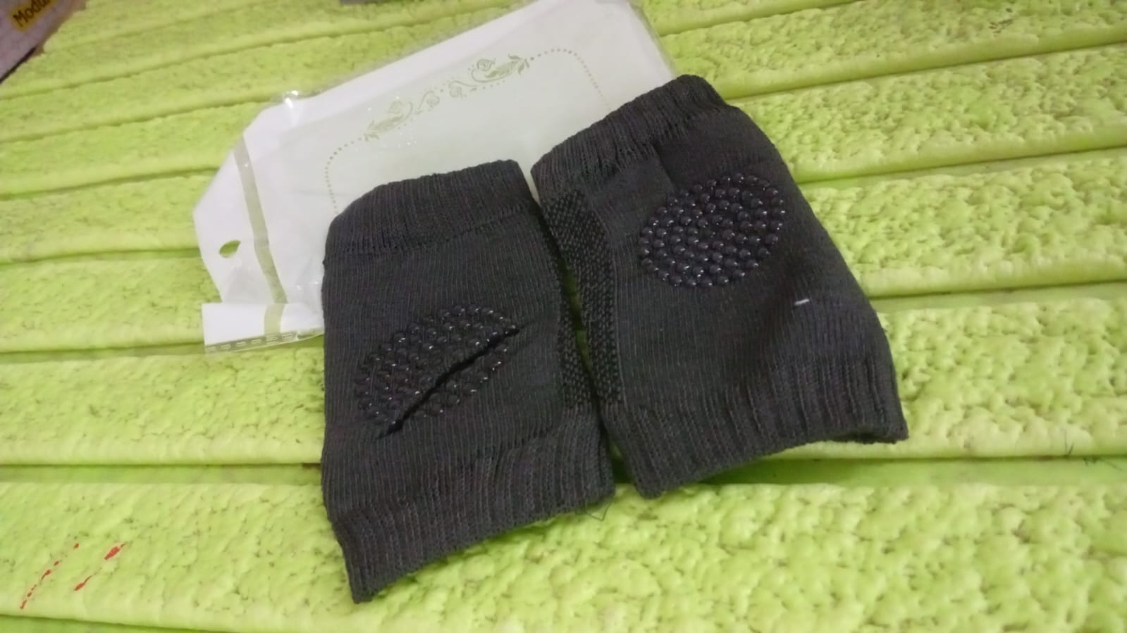 1 Pairs Baby Knee Pads for Crawling (1 Pair / 6 Cm) 1 Pairs Baby Knee Pads for Crawling (1 Pair / 6 Cm)